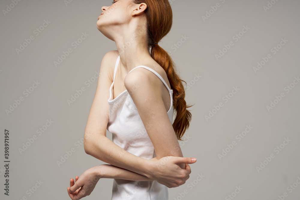 Obraz premium woman t-shirt moves her hand to the side elbow emotion pain
