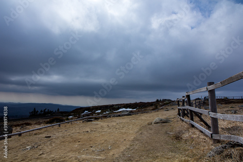 dramatischer Himmel in den bergen mit Zaun im Vordergrund 