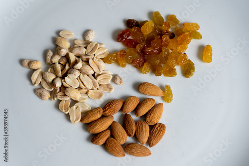 frutos secos fondo blanco