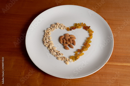 frutos secos sobre plato blanco