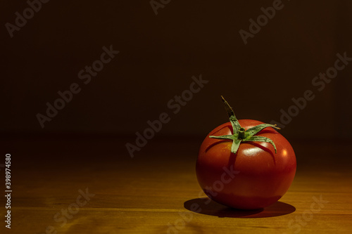 tomates sobre mesa de madera
