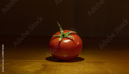 tomates sobre mesa de madera