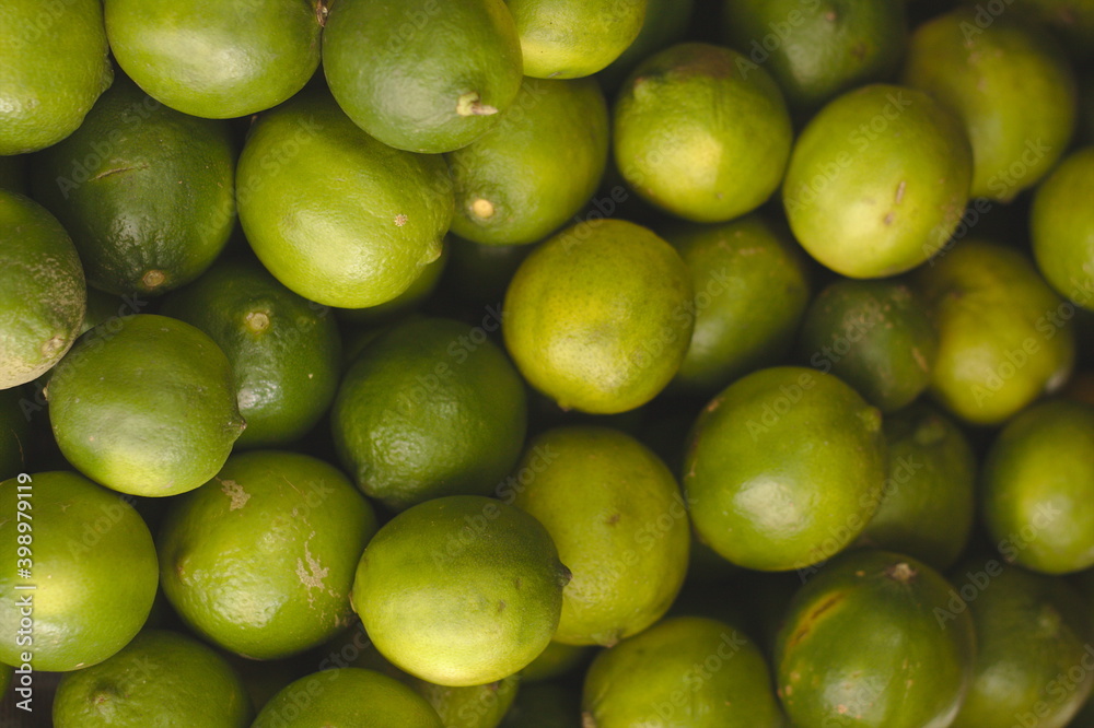 Citrus lemon of green, acidic and healthy color to make lemonade