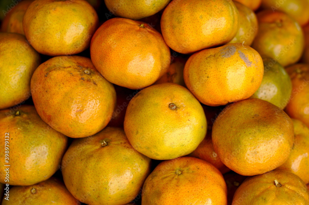 Mandarin fruit similar to the orange of the warm zone of Colombia, with a mildly acidic and delicious flavor