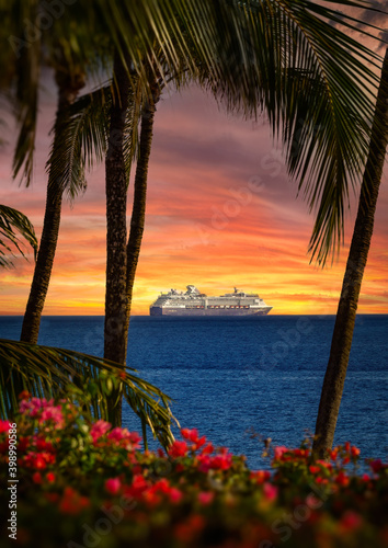 Fototapeta Naklejka Na Ścianę i Meble -  Hawaiin cruise setting sail during sunset