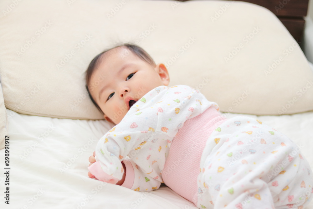 寝室のベッドで寝転がる赤ちゃん 寝室のベッドで寝転がる赤ちゃん