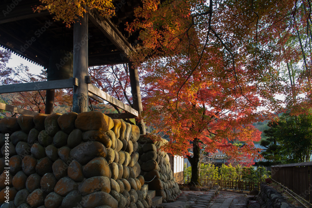 伊豆修禅寺境内の鐘楼と紅葉 StockFoto Adobe Stock