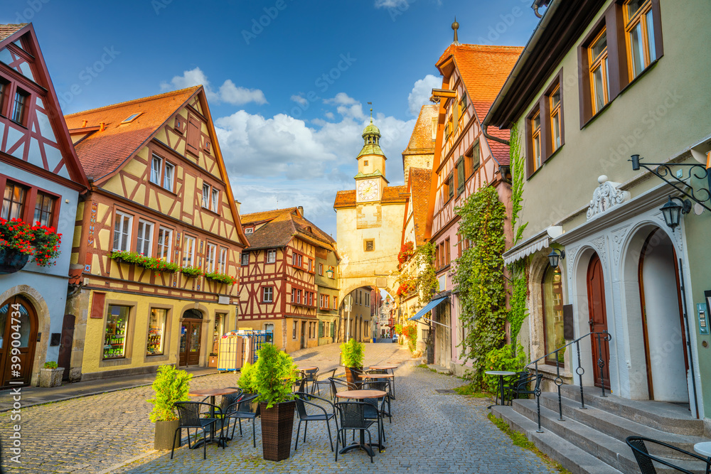 Obraz premium Markus tower in morning light. One of the oldest ruins of this Bavarian town of Rothenburg ob der Tauber. Germany