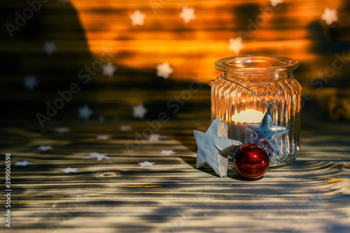 Glas mit Kerze, advent deko, holz hintergrund, brennende kerze, weihnachte photo