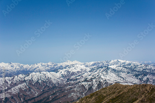 至仏山から見える残雪の越後山脈 © Hachimitsu