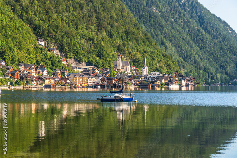 Fototapeta premium Waterfront view of famous Hallstatt mountain village in the Austrian Alps at beautiful light in summer, Salzkammergut region, Hallstatt, Austria