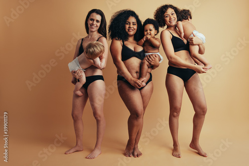 Different postpartum bodies Fototapet