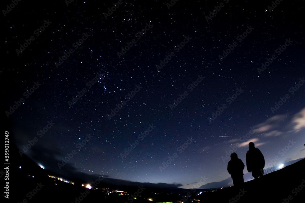 星空を眺めるカップル