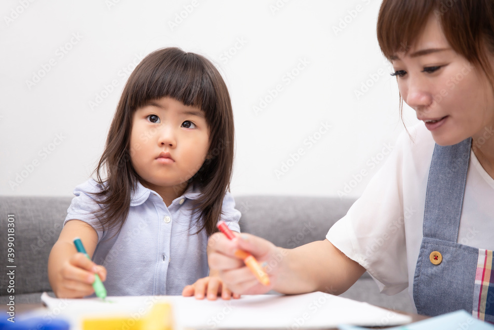 子供と遊ぶ保育士
子供と遊ぶ保育士