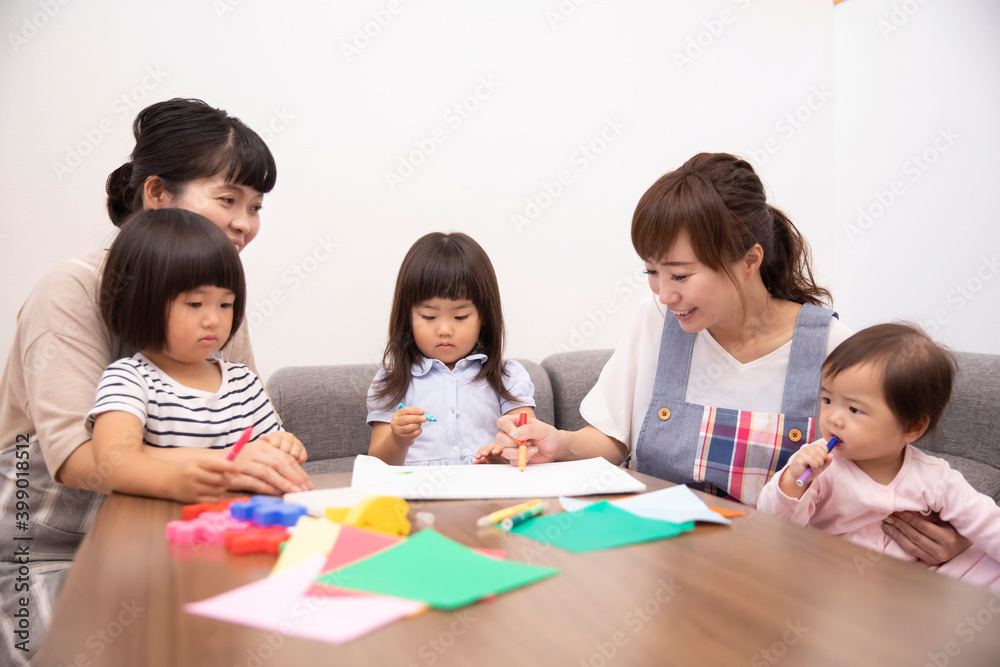 子供と遊ぶ保育士
子供と遊ぶ保育士