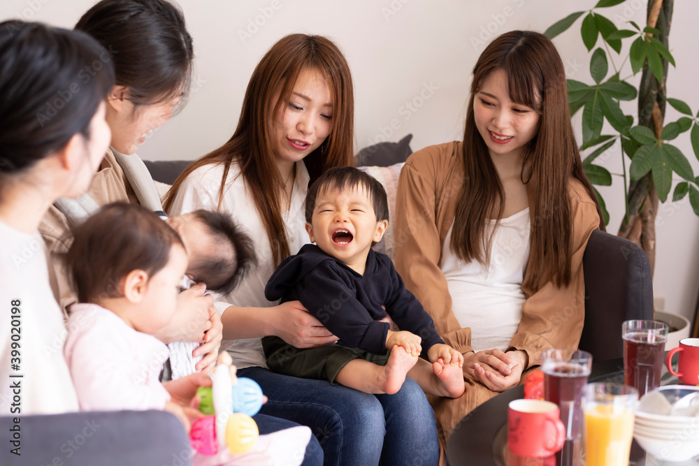 ベビーカフェでランチするママ友
