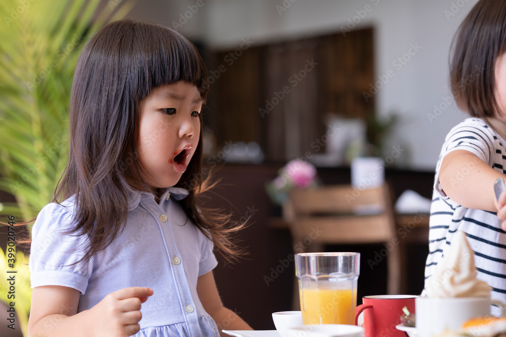 ホームパーティーをする女の子
ホームパーティーをする女の子