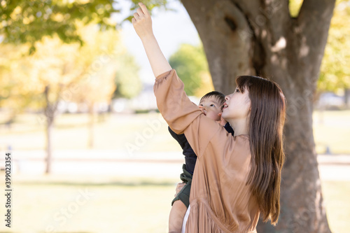 公園で遊ぶママと子供 