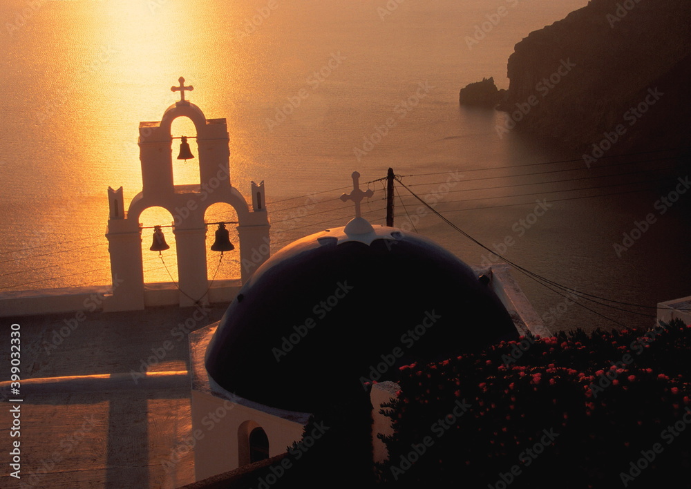Φωτογραφία View of Santorini blue domed church and Church bells under sunset in Santorini, Greece