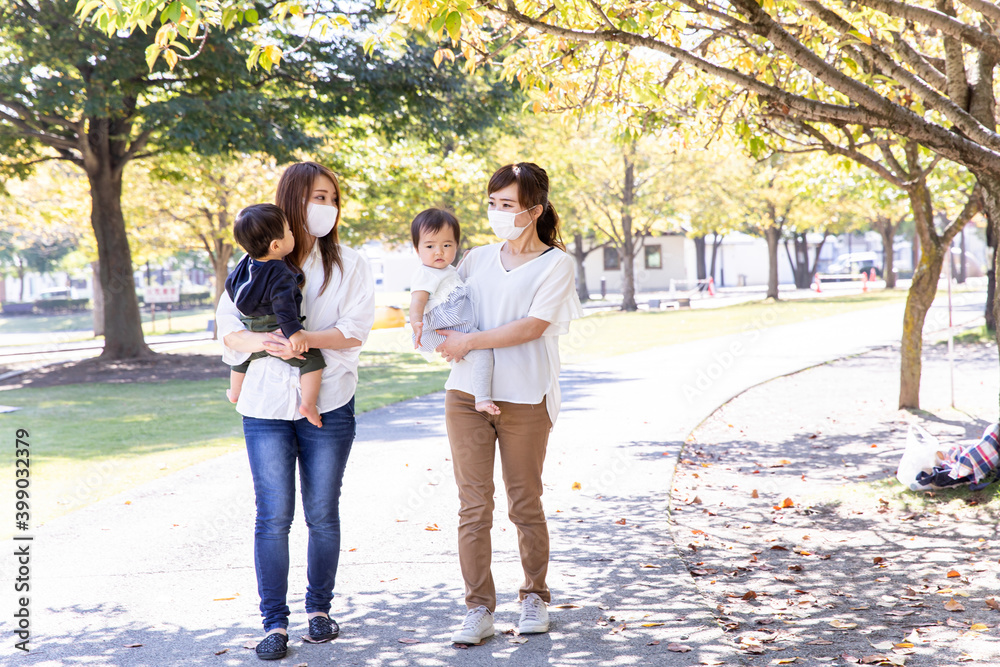 Fototapeta premium 公園で遊ぶマスク姿のママ友と子供