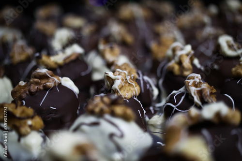 Obraz na plátně Close up of homemade black and white christmas chocolate pralines filled with wa