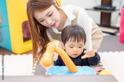 保育園／託児所／キッズカフェで遊ぶ子供 