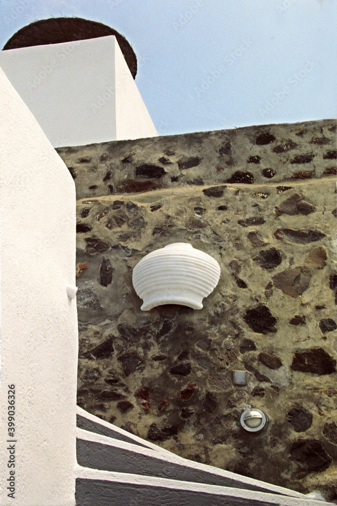 Φωτογραφία View of white wall and flower clay pot decoration at residential houses in Santo