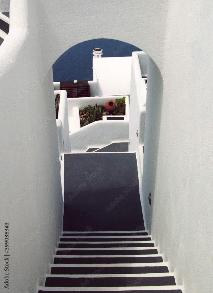 Φωτογραφία View of Santorini blue color sea with white house Staircase and balcony in Santorini, Greece