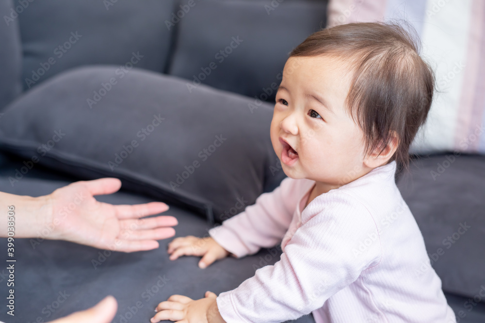 ソファで遊ぶ赤ちゃん
ソファで遊ぶ赤ちゃん