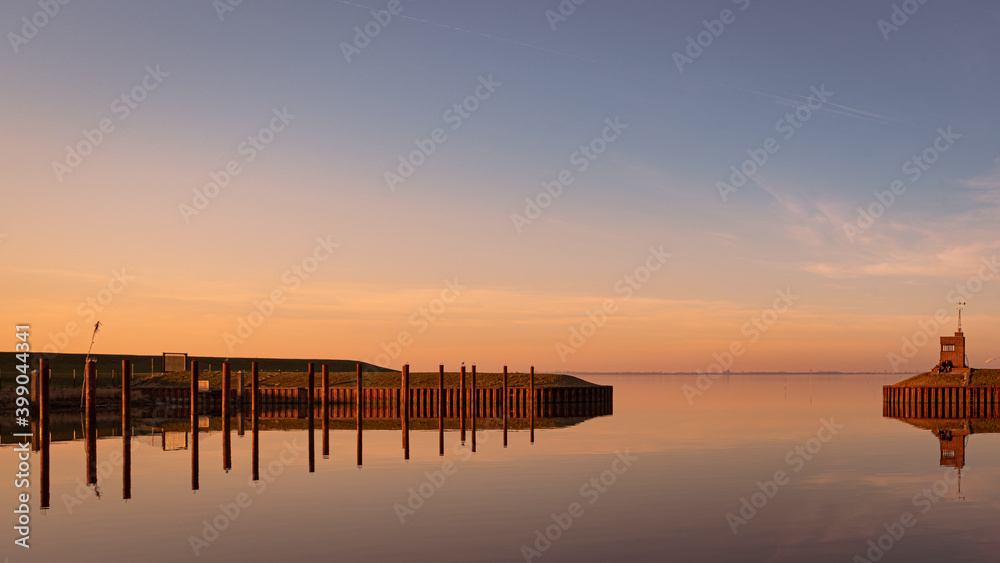 Obraz premium sunset over the harbor