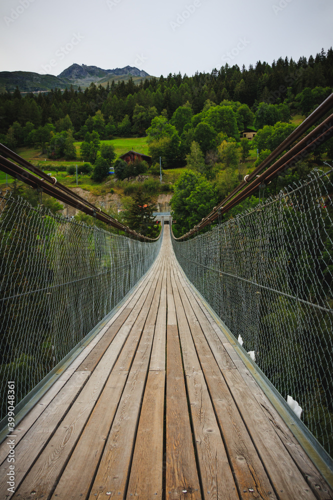 Obraz premium long human bridge in switzerland fiesch