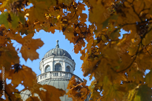 Bayerische Staatskanzlei in München im Herbst