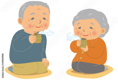 座って日本茶を飲む高齢者。おじいさんとおばあさん。