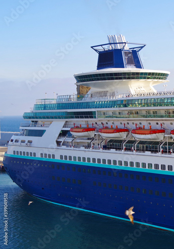 Kreuzfahrtschiff MS Sovereign von Pullmantur Cruises im Hafen von Civitavecchia, Italien