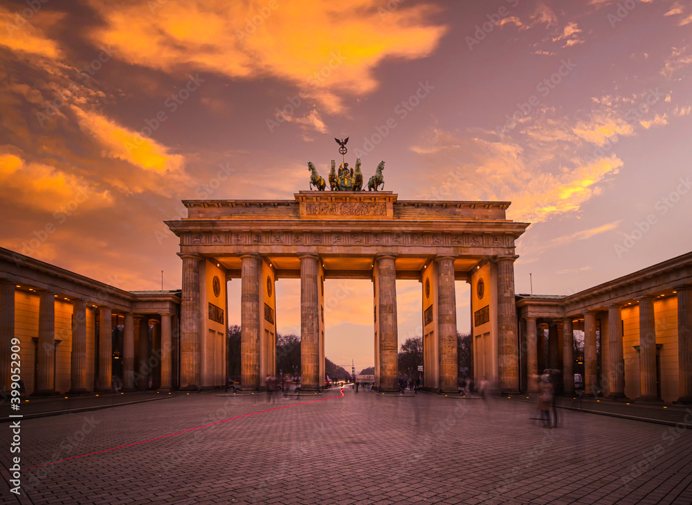 Fototapeta premium Brandenburger Tor in Berlin in der Dämmerung mit Copyspace