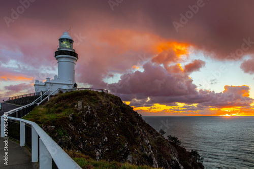 Fotografija Cape Byron Lighthouse under a cloudy sunrise sky
