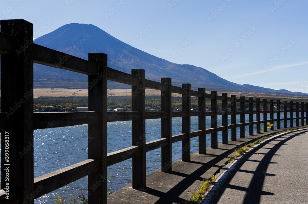 Obraz premium 山梨県山中湖と富士山