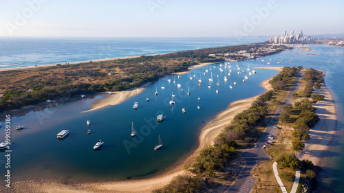 Cuadro en lienzo Aerial view over Doug Jennings Park and Broadwater, Gold Coast