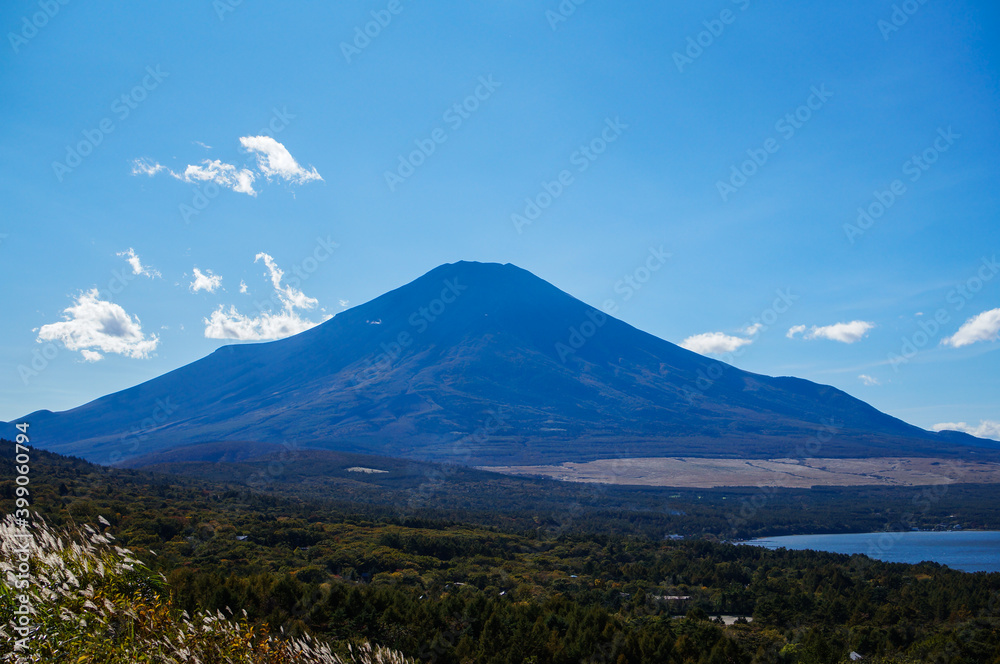 山梨県パノラマ台からの富士山と山中湖