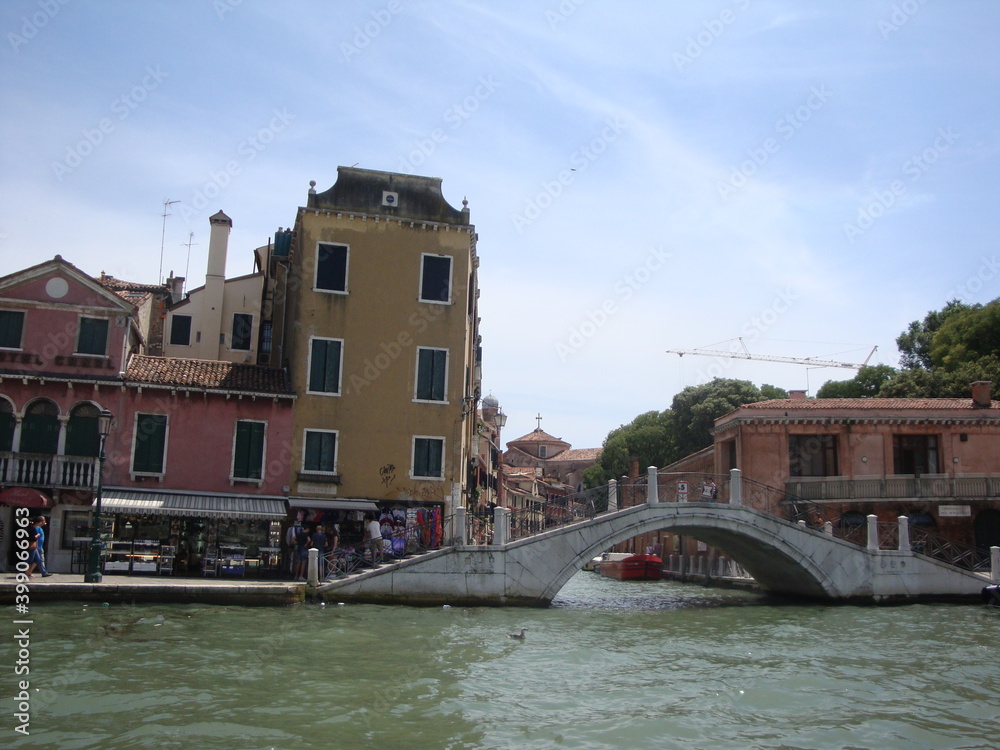 Venise et ses canaux, au mois de juin
