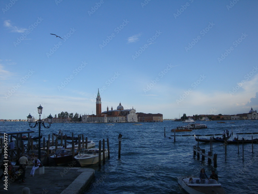 Venise et ses canaux, au mois de juin