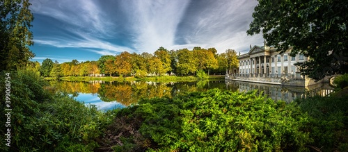 Fototapeta Naklejka Na Ścianę i Meble -  Łazienki Warszawskie - pałac na wodzie