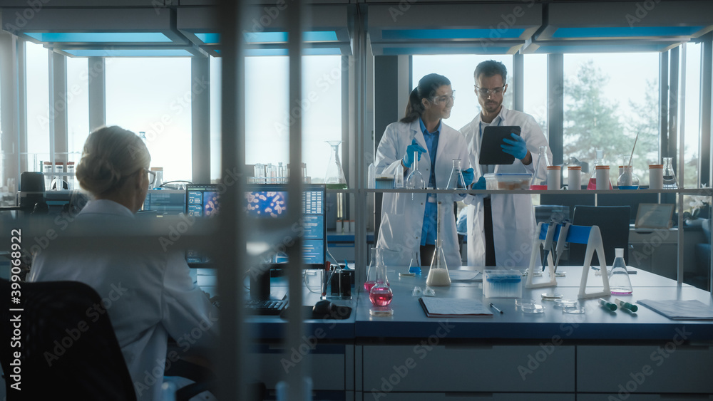 Obraz premium Medical Science Laboratory with Diverse Team of Biochemistry Research Scientists Talking, Two Microbiologists using Digital Tablet Computer, Micropipette. Developing Drugs, Gene Editing.