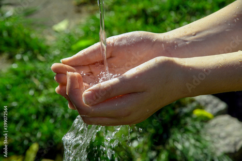  Hände mit Wasser abwaschen