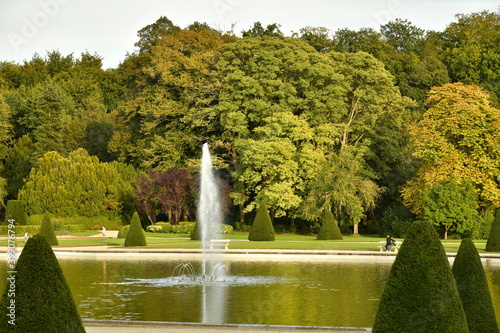 Fotografie Le Jardin Français avec sa pièce d'eau et sa fontaine au parc de Tervuren à l'es