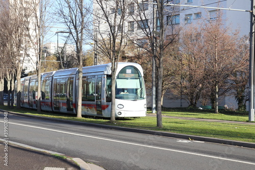 Le tramway dans le quartier des Minguettes, ville de Vénissieux, département du Rhône, France