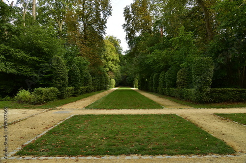 Double allée au Jardin Français du parc de Tervuren à l'est de Bruxelles