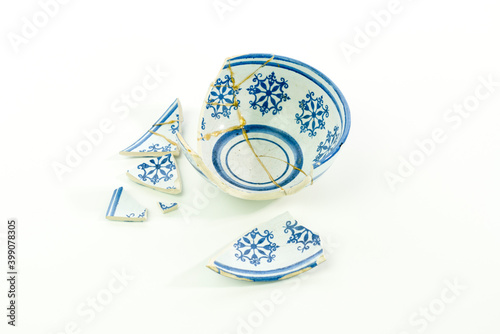 Neues Kintsugi, reparieren von zerbrochenem Porzellan mit Epoxy Kleber und Goldstaub