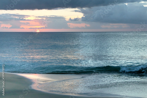 Coucher de soleil en Guadeloupe plage Riflet