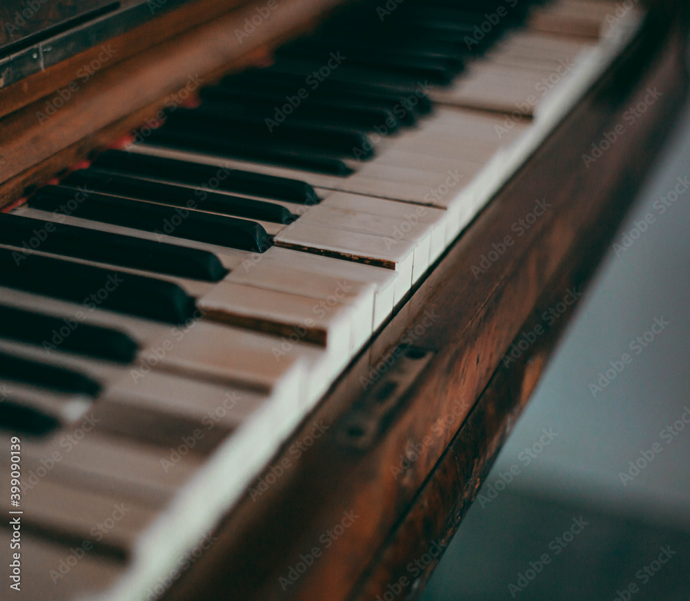 keys of the old piano